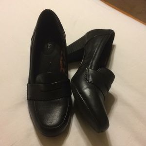 Clarks Slip on Toe Penny Loafer Size 8M in Black